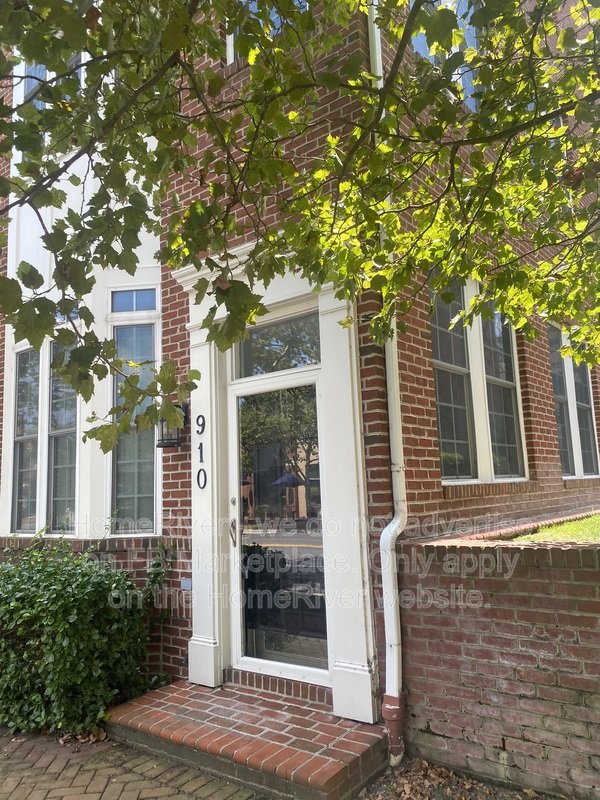 Your Home Awaits! 910 Slaters Ln, Alexandria VA 22314 property image