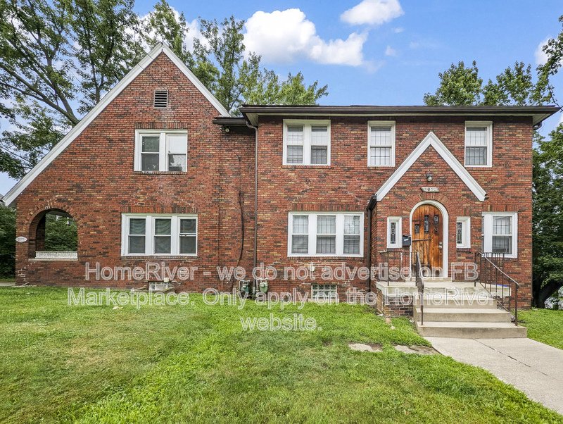 Spacious Updated 2-Bedroom Duplex - Perry North property image