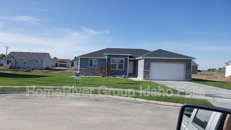 Beautiful 3-Bedroom Home with Open-Concept Living and Modern Finishes property image